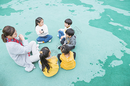 幼儿园户外幼师陪伴儿童图片