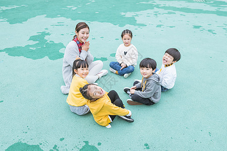 幼儿园户外幼师陪伴儿童背景图片