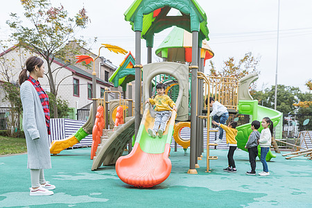 泼水的男孩户外幼师带儿童玩滑滑梯背景