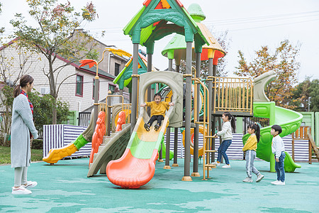 幼儿园亲子活动户外幼师带儿童玩滑滑梯背景