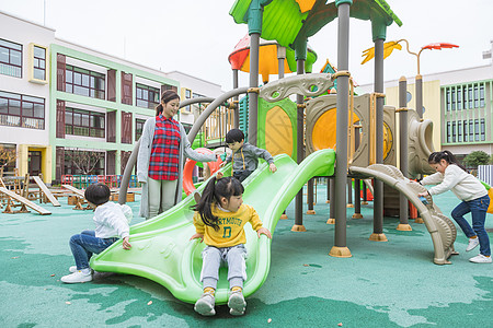 孩子们玩滑梯户外幼师带儿童玩滑滑梯背景