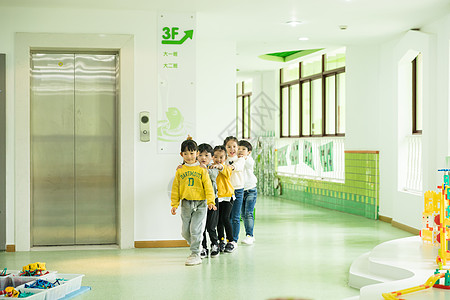 幼儿园儿童排队走路背景图片