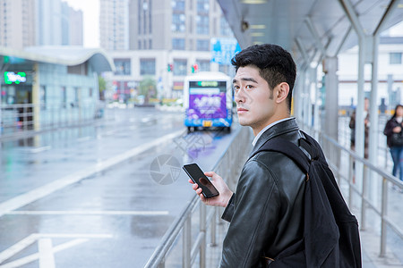 男性车站等车背景图片