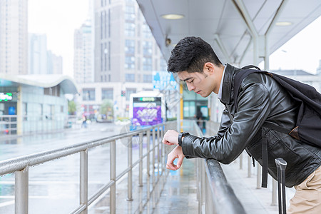 长途汽车男性车站等车背景