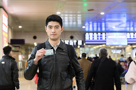 男性春节手拿火车票背景图片