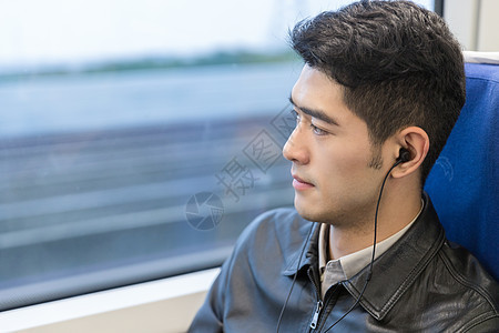 男性在高铁上听音乐图片