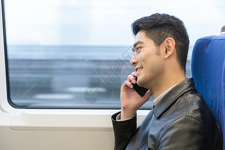男性在车厢座位打电话图片