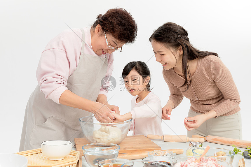 一家人和面包饺子图片