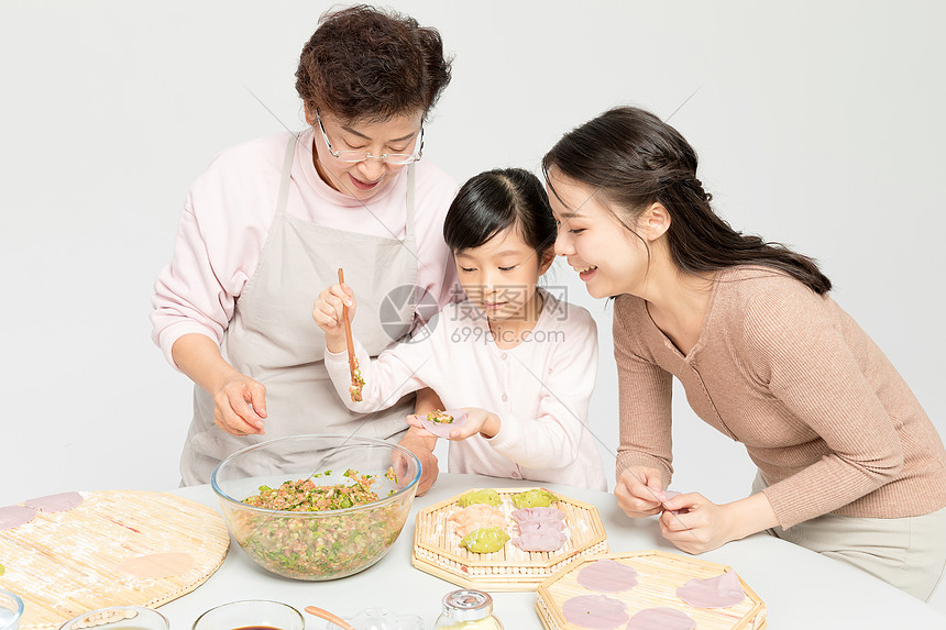 一家人包饺子图片