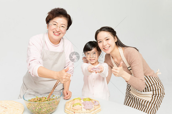 一家人包饺子图片