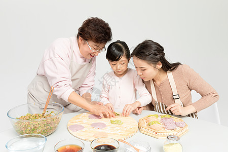 一家人包饺子图片