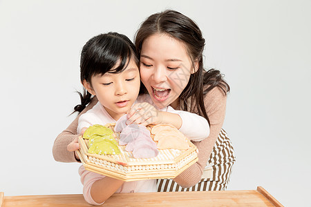 母女二人包饺子图片