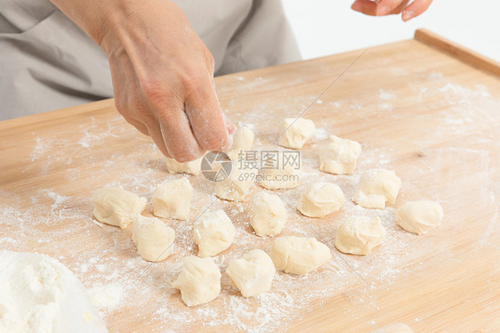 揪剂子捏面团包饺子图片