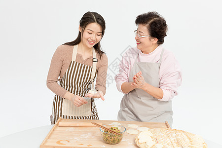 母女过节包饺子图片