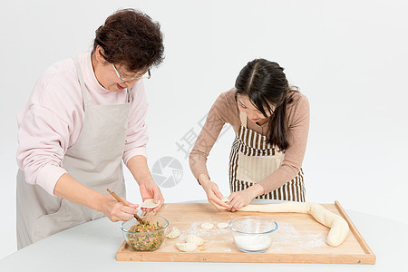 母女过节包饺子图片