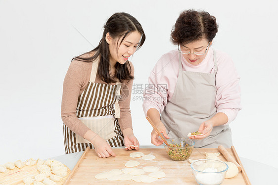 母女过节包饺子图片