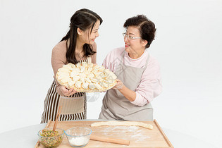 母女过节包饺子图片