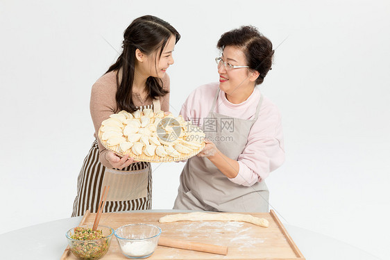 母女过节包饺子图片