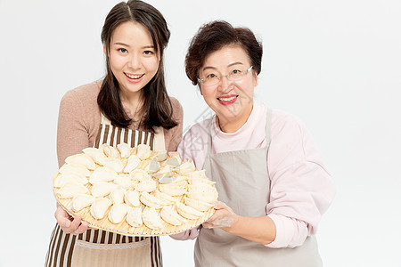 母女过节包饺子图片