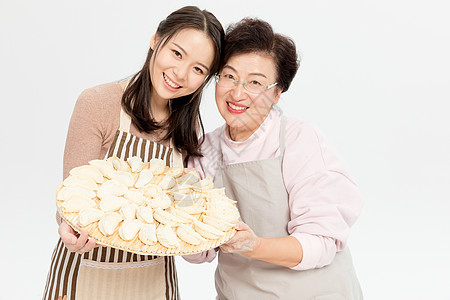 母女二人包饺子图片