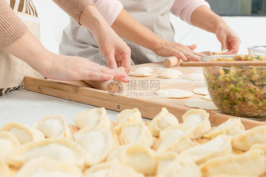 揪剂子擀皮包饺子图片