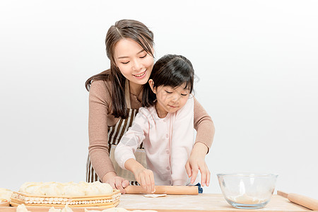 母女二人包饺子高清图片