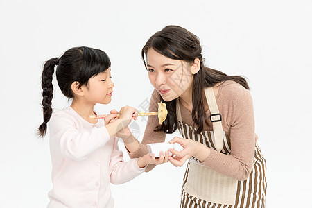 女儿喂妈妈吃饺子图片