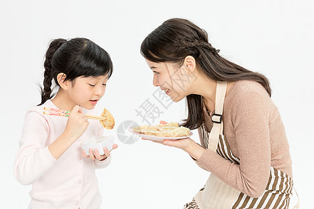 立冬吃饺子女儿喂妈妈吃饺子背景