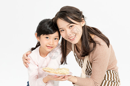 冬至母女端着饺子图片