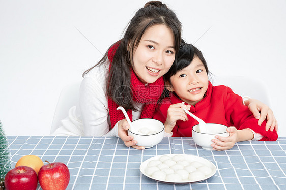 母女二人吃汤圆图片