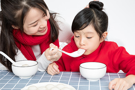 母女二人吃汤圆图片