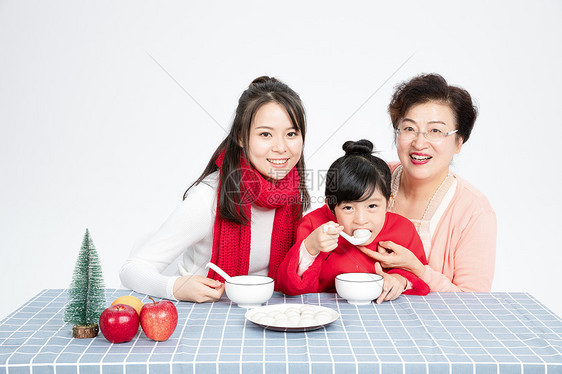 温馨家庭吃汤圆图片