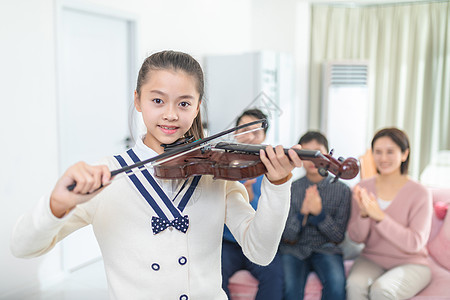 少儿音乐拉小提琴的女孩背景