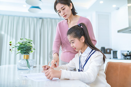 厨房妈妈妈妈辅导孩子写作业背景