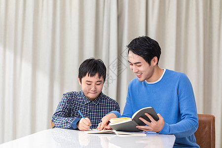 父亲辅导孩子功课形象图片素材
