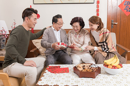 春节一家人团圆孩子送父母礼物背景