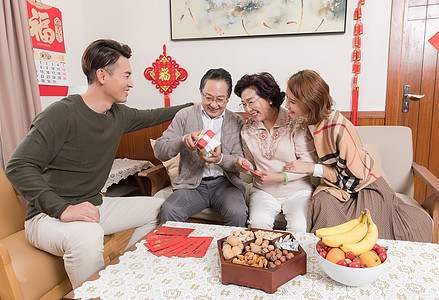 春节一家人团圆孩子送父母礼物背景