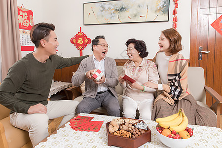 春节一家人团圆孩子送父母礼物背景图片
