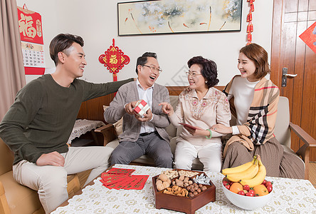 新年一家人团圆送礼物图片