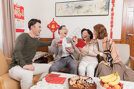 中国节春节一家人团圆孩子送父母礼物背景