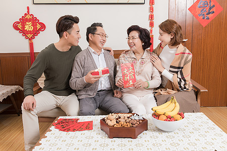 春节一家人团圆孩子送父母礼物高清图片