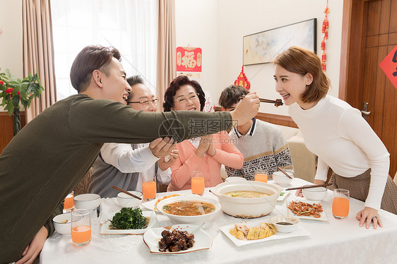 一家人吃年夜饭图片