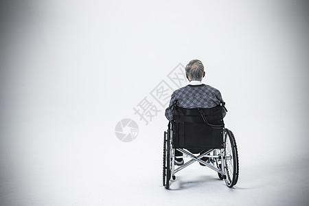 独自坐轮椅的老人图片