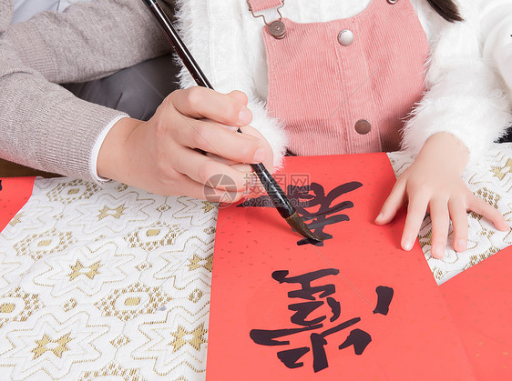 春节团圆爷爷教小朋友写对联图片