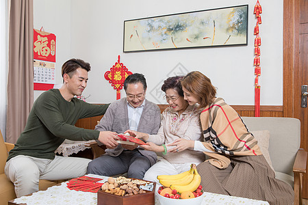 儿女春节回家送礼背景图片