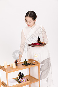 美女spa技师准备按摩用品图片