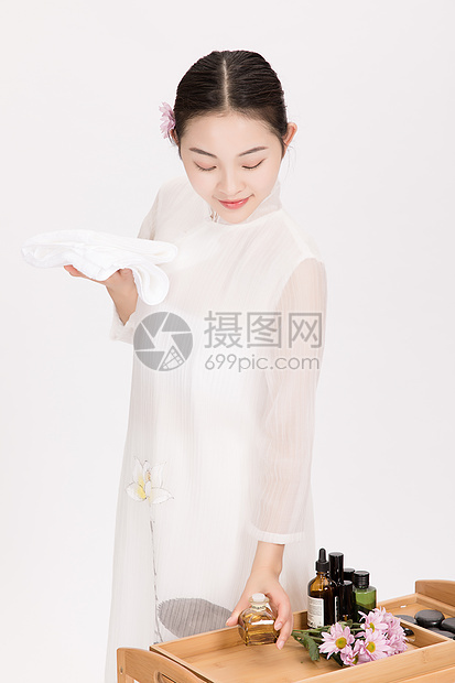 美女spa技师准备按摩用品图片