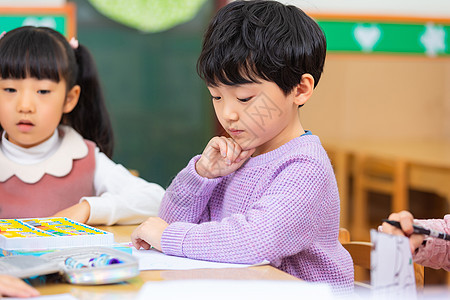 幼儿园儿童思考背景图片