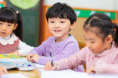 幼儿园儿童开心玩耍背景图片