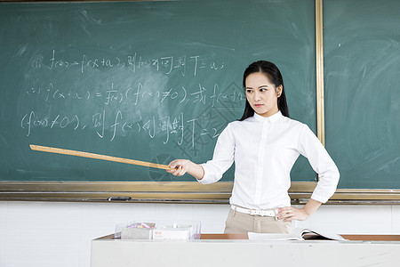 老师形象高清图片手拿教鞭的中年教师形象高清图片拿教鞭的中年女教